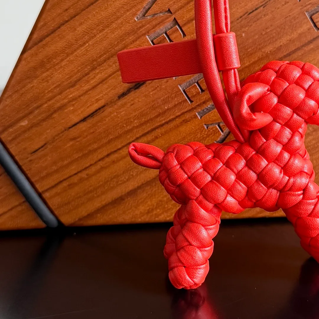 Batch 540 BOTTEGA VENETA2025 new puppy-shaped pendant braided puppy is now online😎The leather braided puppy-shaped pendant can be hung on any handbag, and it is as cute, delicate and colorful as it matches with a bag. Cute and cute, it will touch your heart at any time. It can be hung on bags or keychains. Who can resist such a cute puppy? Style number: 807068
